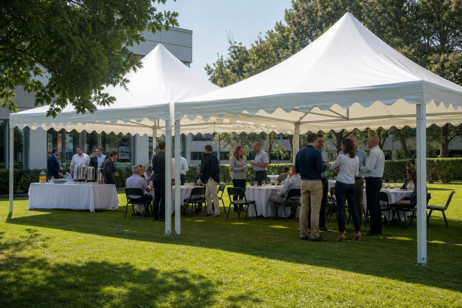 Séminaire sous barnum Loca'Hop : tables de travail et pause café à l'abri