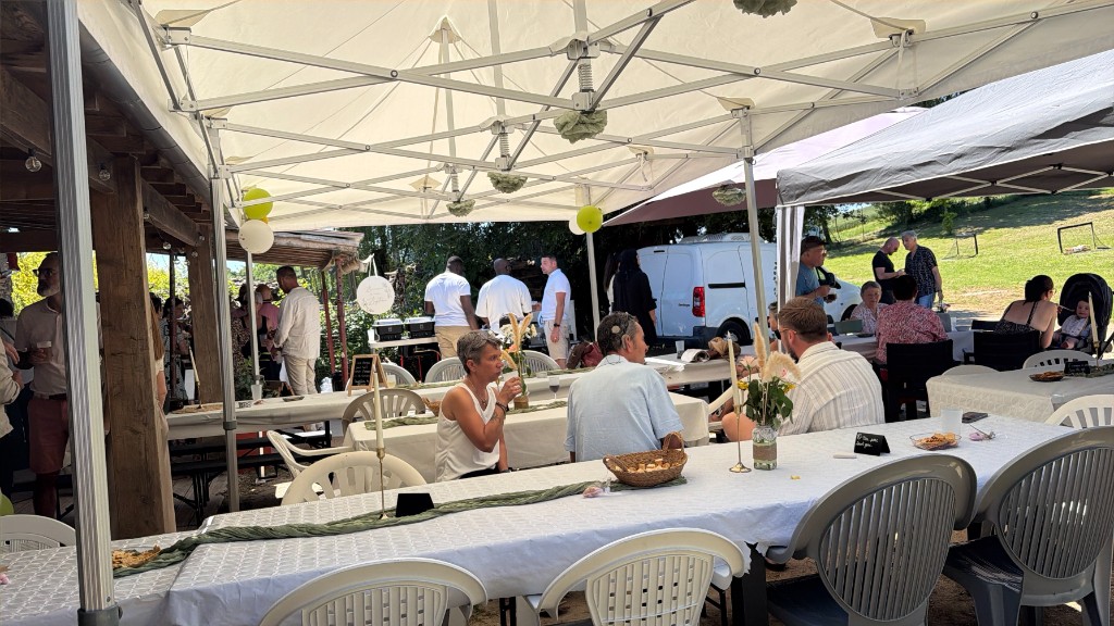 Réception sous deux barnums Loca'Hop : tables, buffet et invités à l'abri